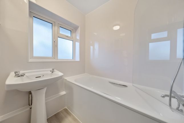 1 Woodfield House,, Oakfield Close, New Malden photo 4