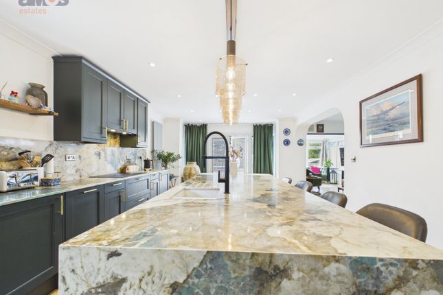 47 Burlington Gardens, Hadleigh, Essex photo 4