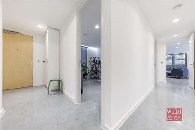 Flat for sale in Sidworth Street, London