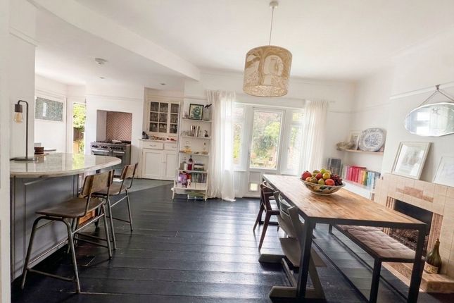 28 Clarendon Rise, London photo 4