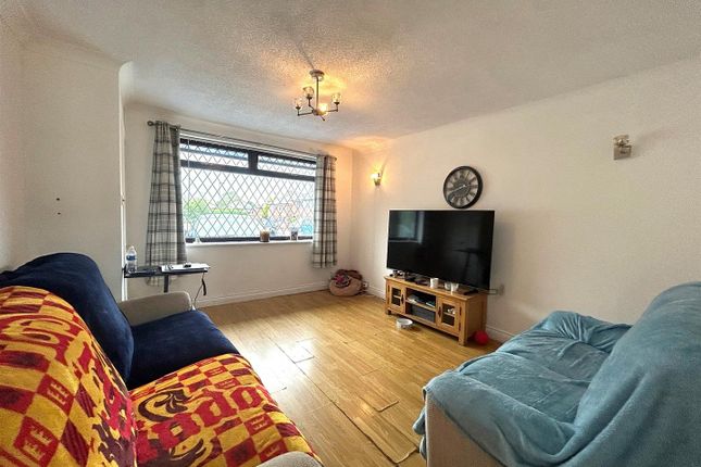 25, Laxey Crescent, Leigh photo 2