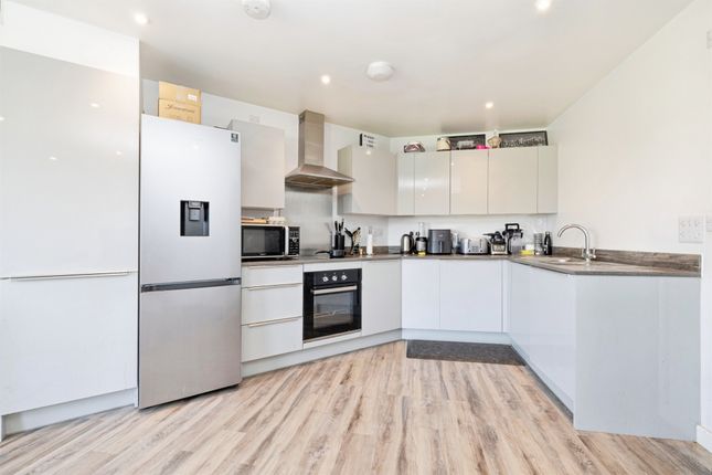 Flat 13, 220, Park Avenue, Bushey photo 2