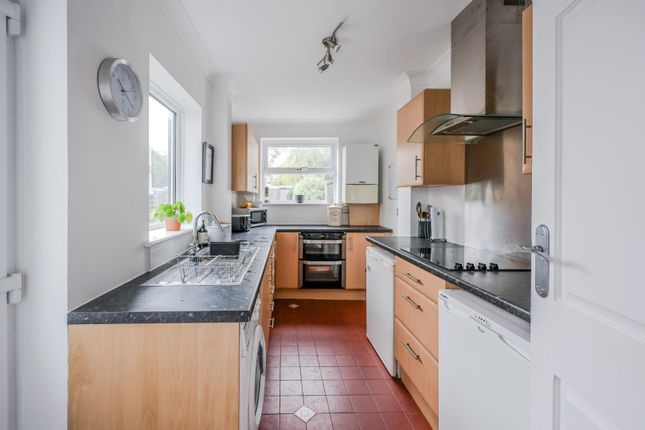 18, Leighville Grove, Leigh-On-Sea photo 4