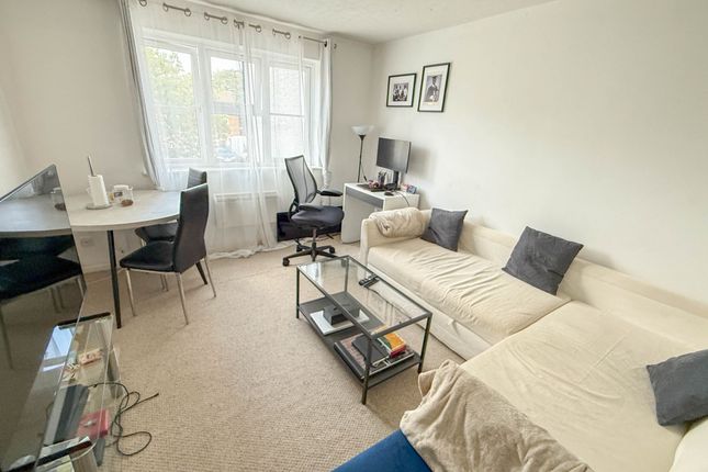 68 Redwood Close, Watford photo 2