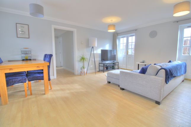 15, Islington Grove, Milton Keynes photo 2