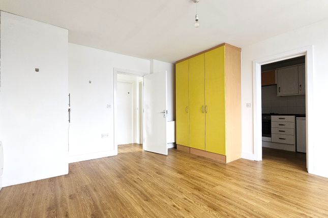 Flat 2, 111 South Norwood Hill, London photo 4