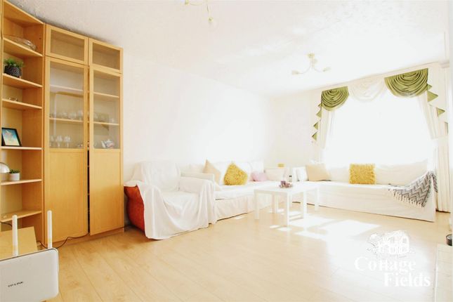 Flat for sale in Haselbury Road, London