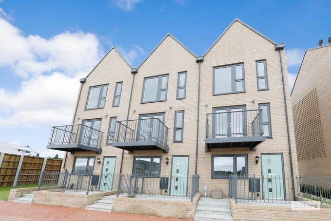 3 bed property for rent in Quarterdeck Walk, Gillingham ME4