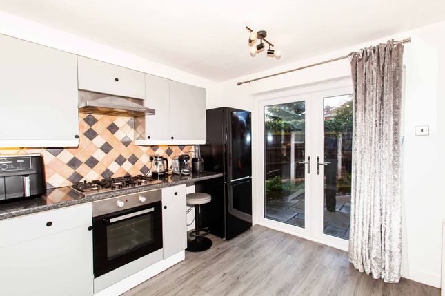 8 Bretton Avenue, Chesterfield photo 2