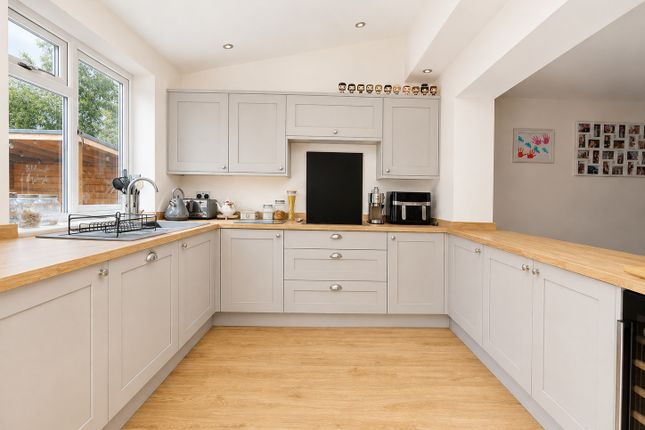 19, Oakdene Avenue, Bracebridge Heath photo 3