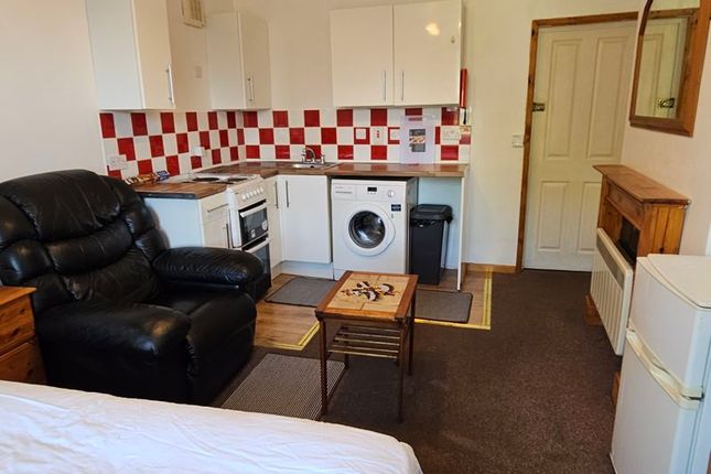 Flat to rent in Podsmead Road, Linden, Gloucester