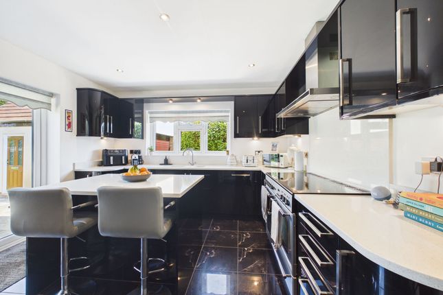16 Rookery Close, Stanford-Le-Hope photo 2