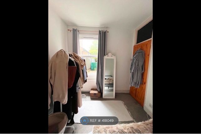 Flat   Gambole Road, London photo 4