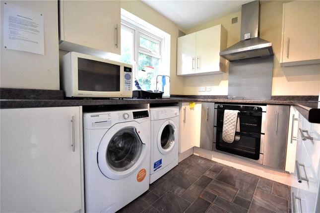 Room C, 125, Roman Way, Surrey photo 4