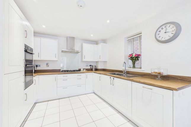 93, Roman Lane, Horsham photo 4