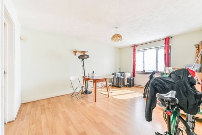 Flat for sale in Clapham Road, Clapham North, London