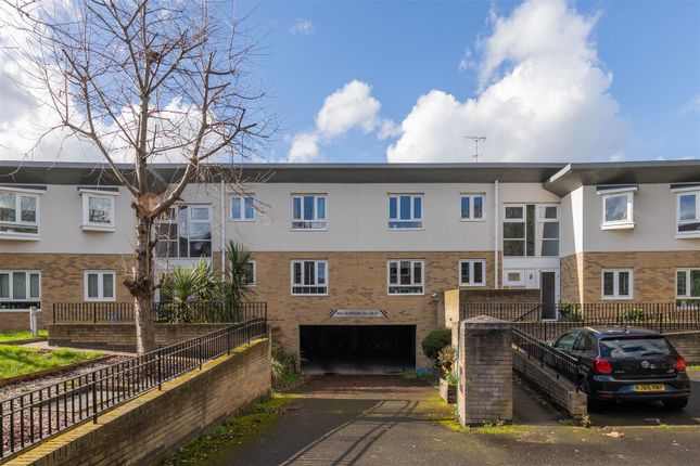 Flat for sale in New Wanstead, London