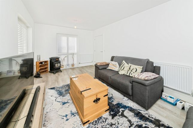4, Burtenshaw Close, Crawley photo 3