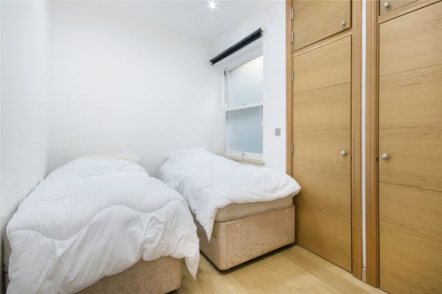 Flat to rent in Chapel Place, Shoreditch, London