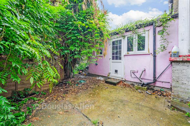 35A, Warwick Gardens, Ilford photo 4
