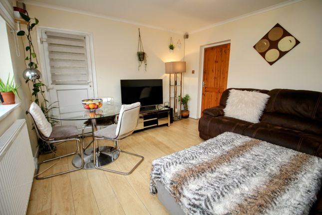 70, Longhayes Avenue, Chadwell Heath photo 4