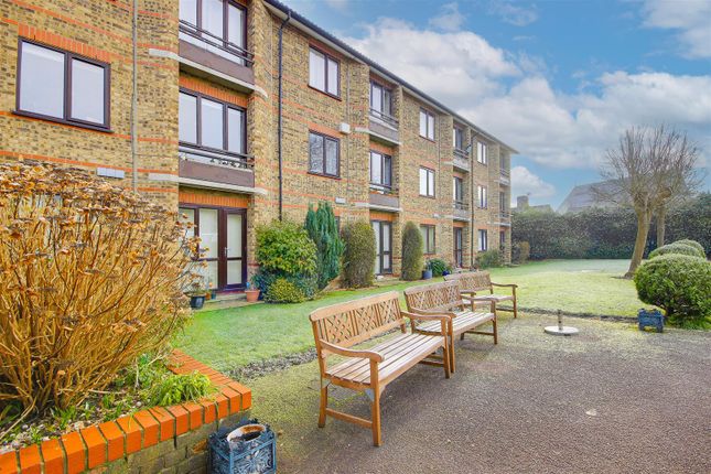 1-bed flat on Gordon Hill, Enfield EN2, £160,000