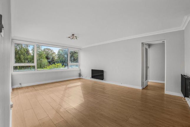 30 Eaton Court,, Boxgrove Avenue, Surrey photo 4