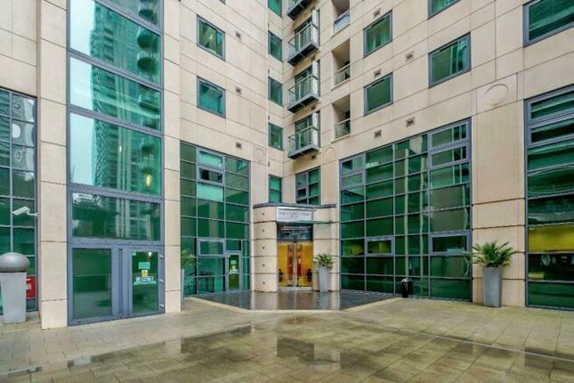 Thumbnail Flat to rent in Discovery Dock Apartments East Tower, South Quay Square, Canary Wharf, South Quay, London