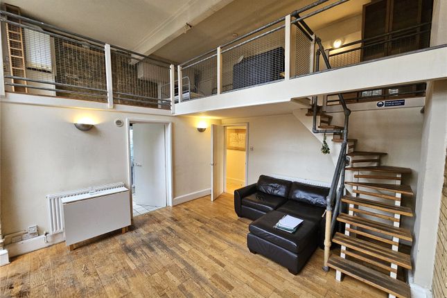 Flat to rent in The School House, Pages Walk, London