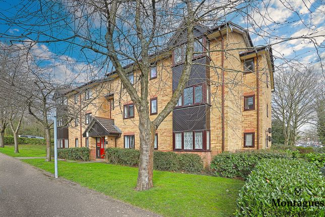 Thumbnail Flat for sale in Woodland Grove, Epping