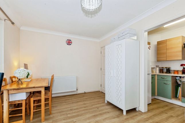 Flat 25, Duvall Court, Merton Road, Slough photo 3