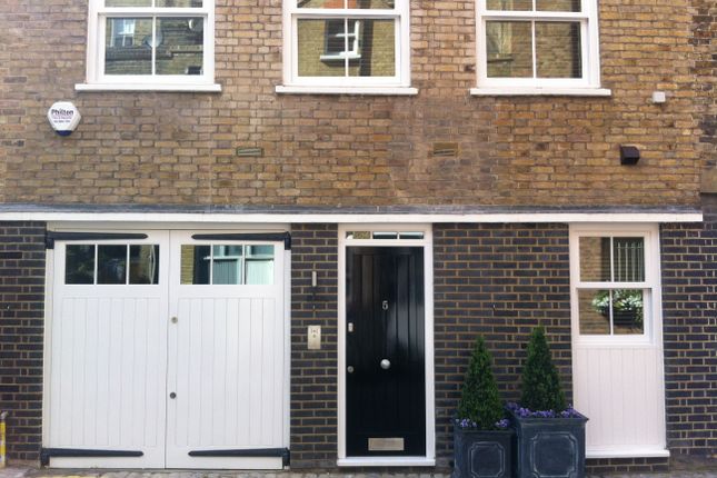 Mews house to rent in Bentinck Street, Marylebone, London