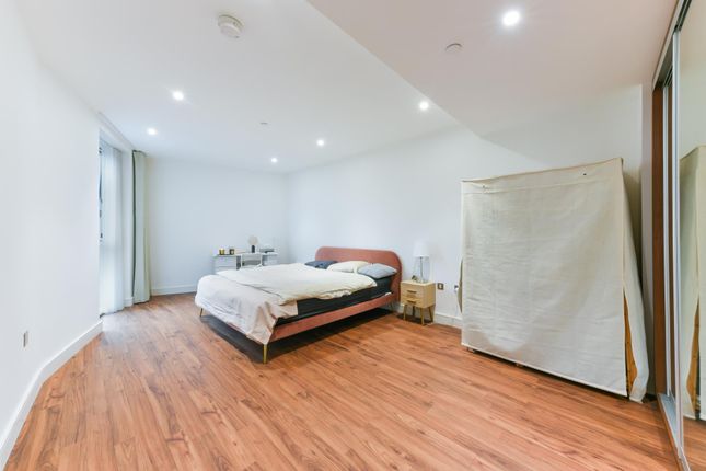 Flat 10 Gladwin Tower 50, Wandsworth Road, London photo 3