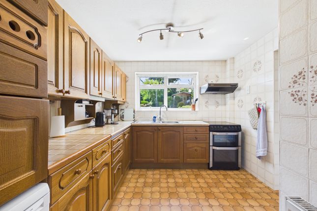 20 Hithercroft Road, High Wycombe photo 4