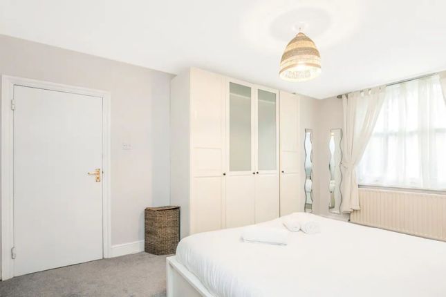 Flat to rent in Leamington Park, London