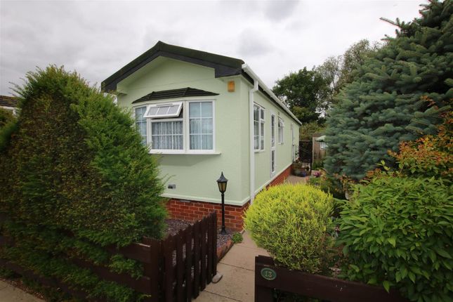 Thumbnail Mobile/park home for sale in Fifield Road, Bray, Maidenhead