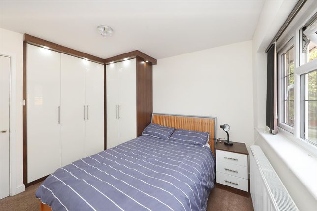 4, Lovett Road, Harefield photo 3