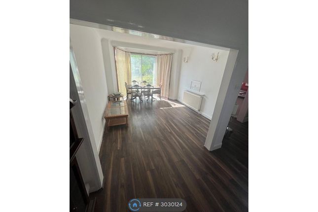 South Lodge Drive, London photo 3