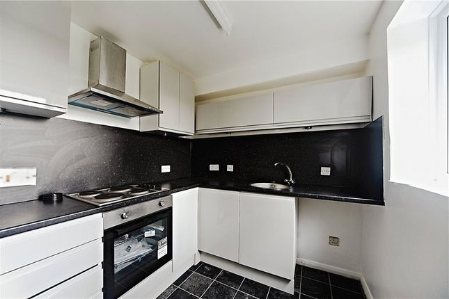 46, Fairbairn Close, Purley photo 2