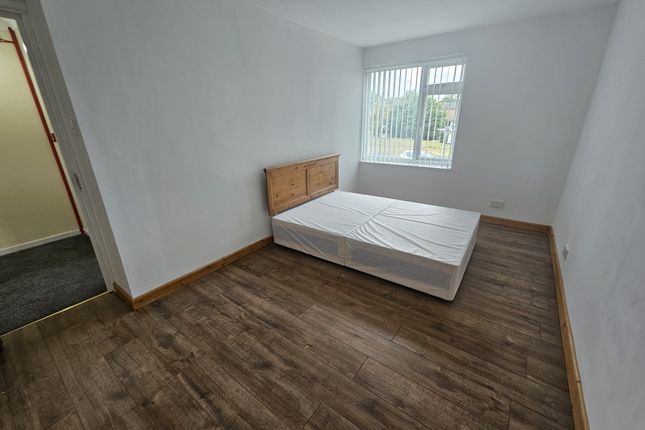Beehive Lane, Basildon photo 4