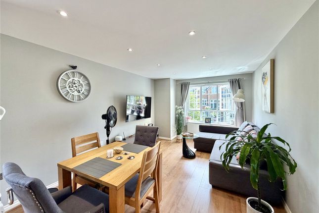 15, Squirrel Court, Hampshire photo 2