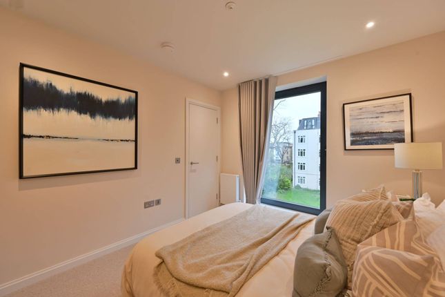 Mews house to rent in Kings Avenue, Clapham Park
