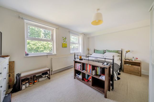 54D,, Vicarage Grove, London photo 3