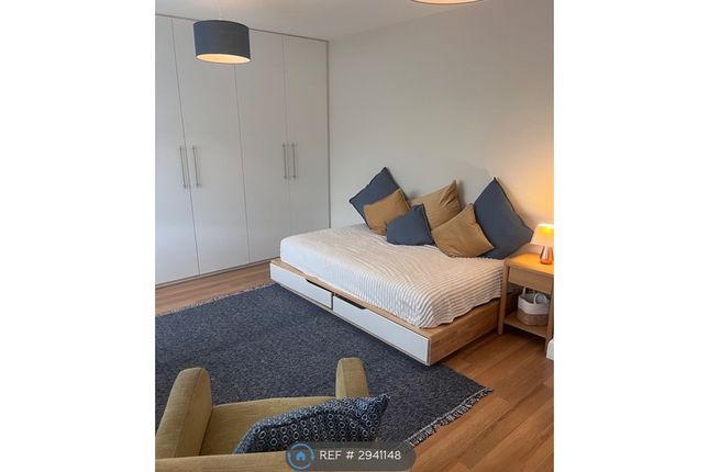 Studio flat on Woodside Close, Amersham, £995/mo