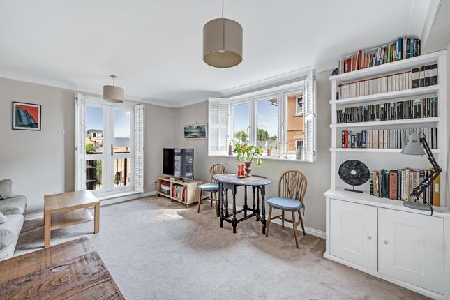 Flat 10, Chesterman Court, London photo 4