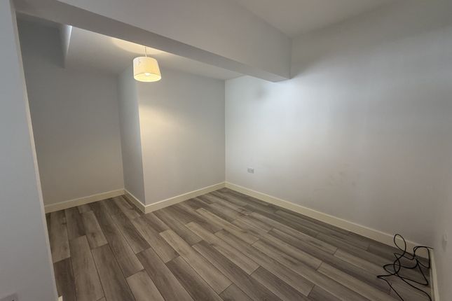Flat 5, Beech Avenue Shopping Centre, Hull photo 3