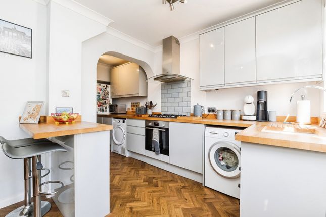 5, Laburnum Avenue, Hornchurch photo 3