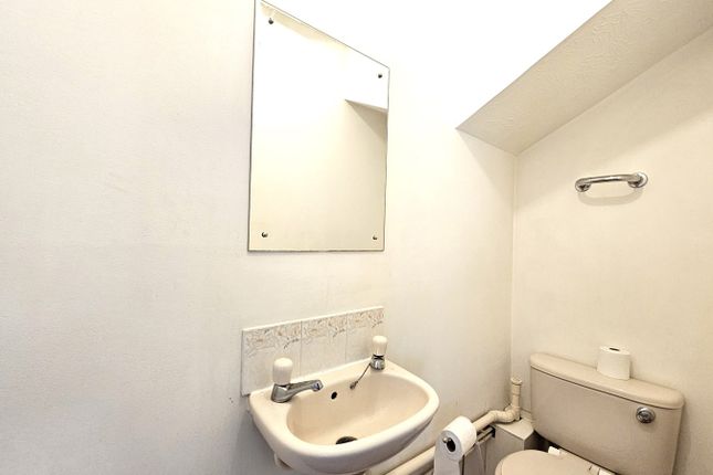 Town house to rent in Heddington Grove, London