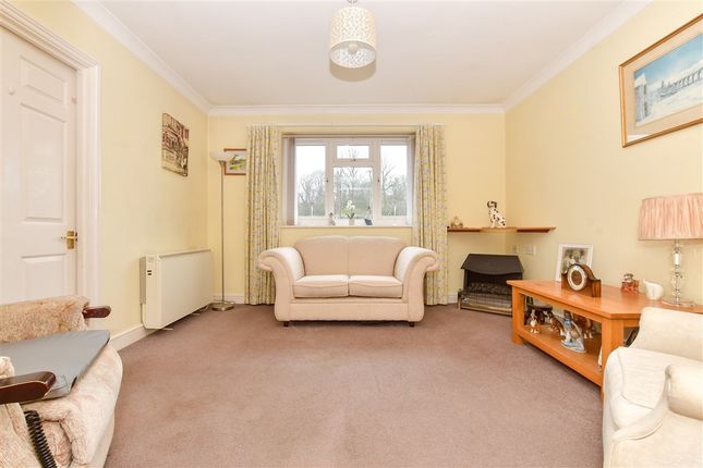 2-bed flat on Station Road Lyminge, Folkestone, £120,000