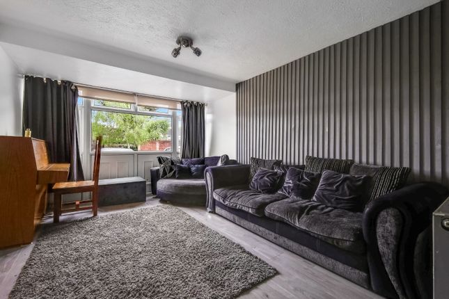 36 Ardleigh, Basildon, Essex photo 3